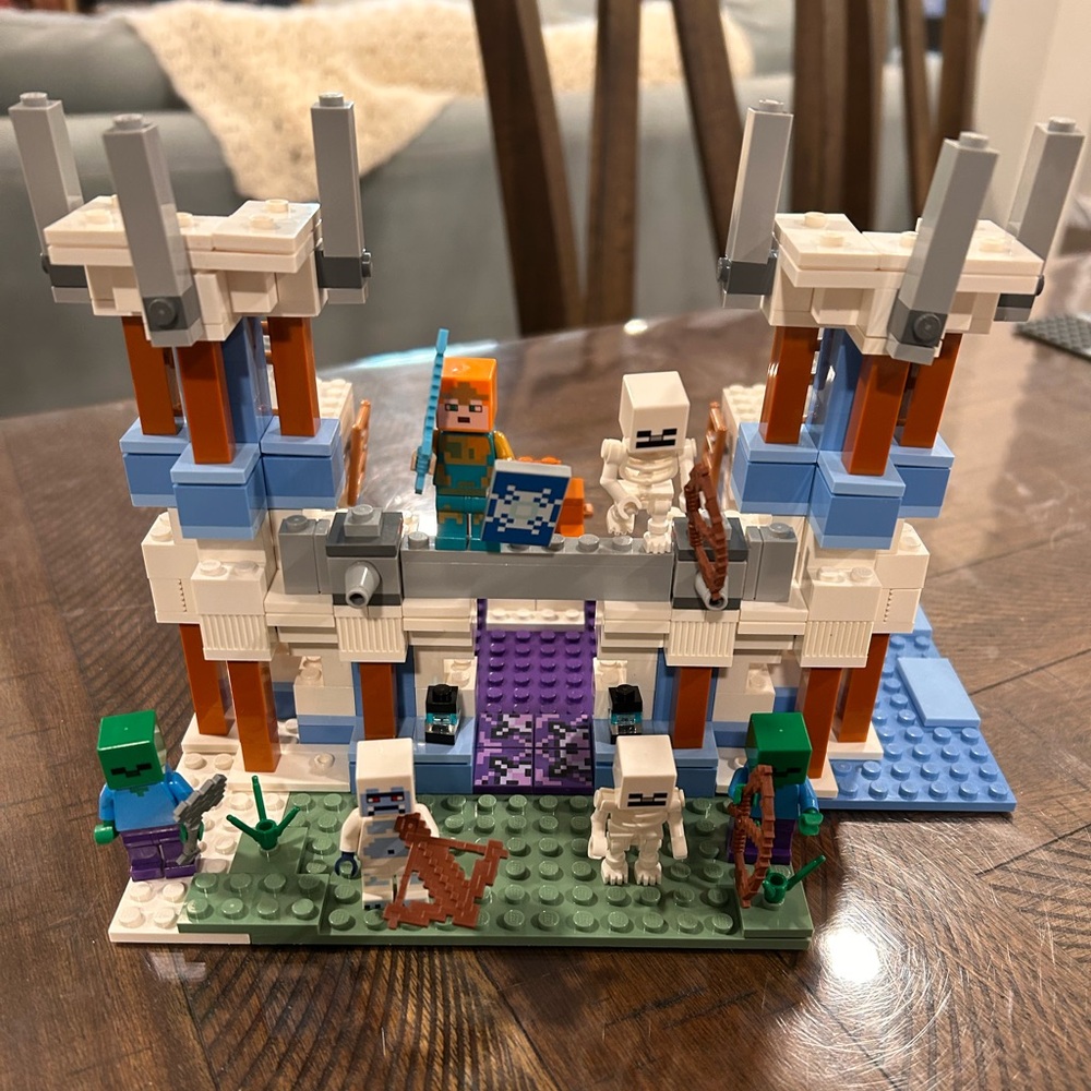 Lego minecraft set 21186 - the ice castle - discontinued